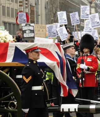  Margaret Thatcher uğurlanıyor