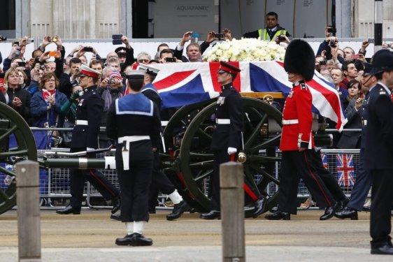  Margaret Thatcher uğurlanıyor