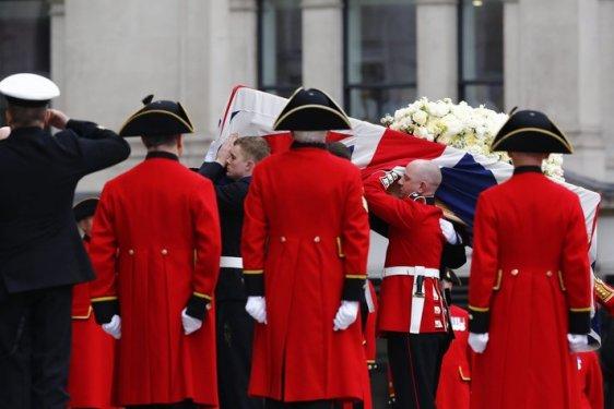  Margaret Thatcher uğurlanıyor