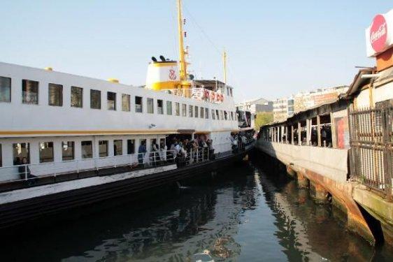 Kadıköy'deki Eminönü iskelesine vapur çarptı - Resim 1