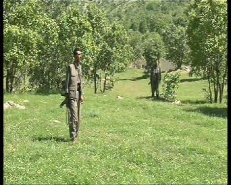 Gazeteciler Kandil'de didik didik arandı