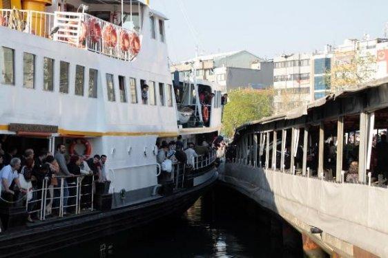 Kadıköy'deki Eminönü iskelesine vapur çarptı - Resim 2