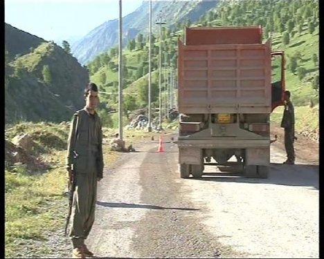 Gazeteciler Kandil'de didik didik arandı