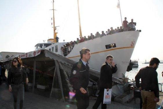 Kadıköy'deki Eminönü iskelesine vapur çarptı - Resim 5