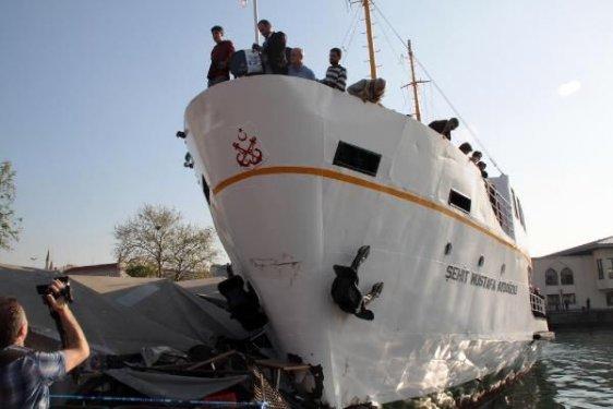 Kadıköy'deki Eminönü iskelesine vapur çarptı - Resim 3