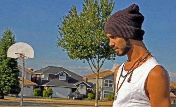 Yakışıklı olduğu için sınır dışı edildi