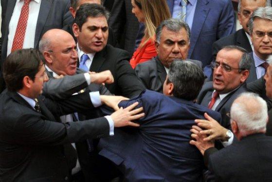 Meclis'te Kamer Genç kavgası çıktı