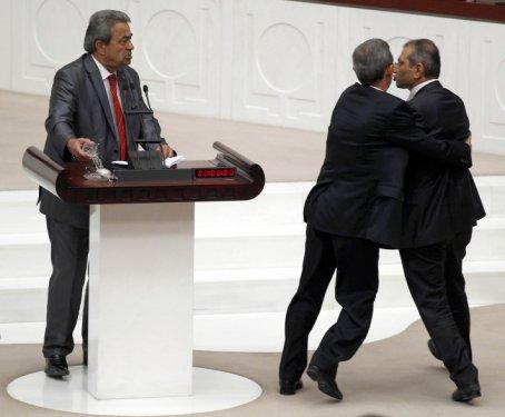 Meclis'te Kamer Genç kavgası çıktı