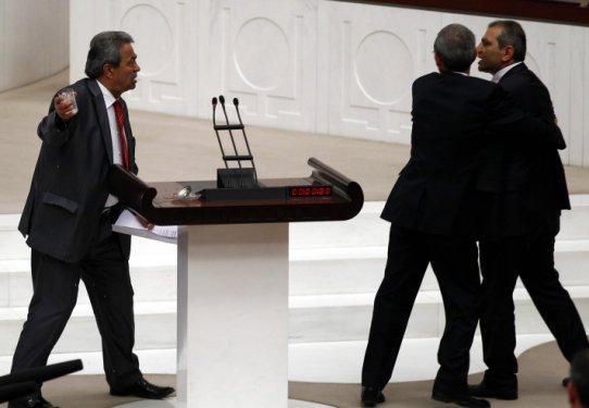 Meclis'te Kamer Genç kavgası çıktı