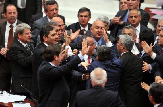 Meclis'te Kamer Genç kavgası çıktı