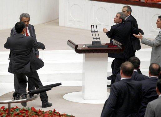 Meclis'te Kamer Genç kavgası çıktı