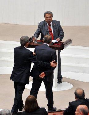 Meclis'te Kamer Genç kavgası çıktı