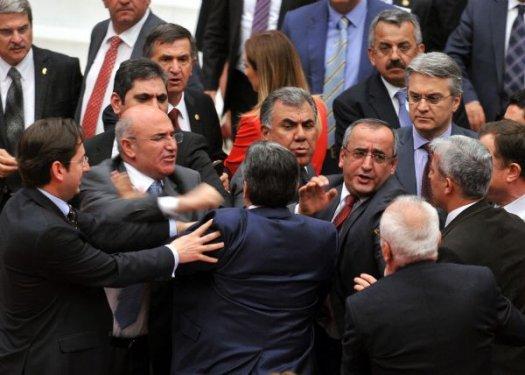 Meclis'te Kamer Genç kavgası çıktı