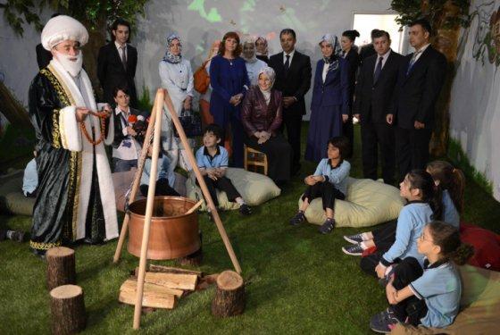 Hayrunnisa Gül öğrencilerle hamur açtı