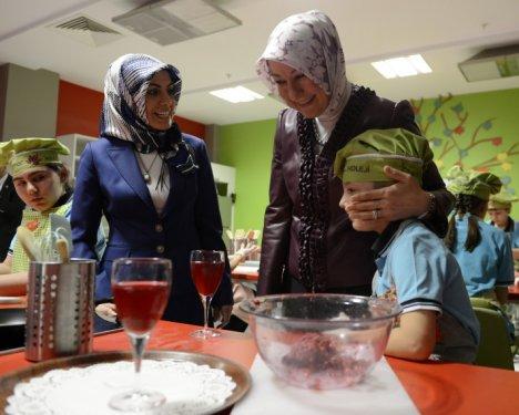 Hayrunnisa Gül öğrencilerle hamur açtı