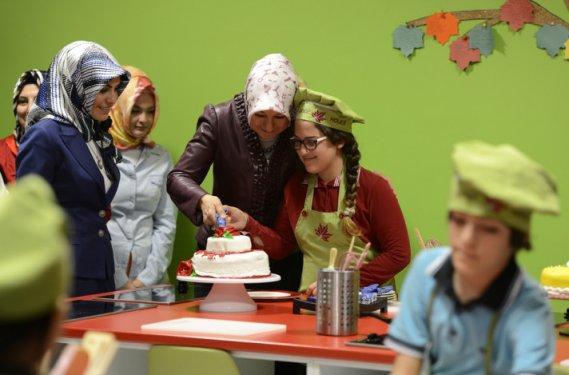 Hayrunnisa Gül öğrencilerle hamur açtı