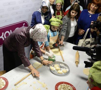 Hayrunnisa Gül öğrencilerle hamur açtı