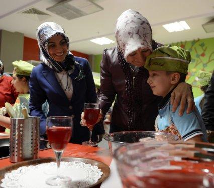 Hayrunnisa Gül öğrencilerle hamur açtı