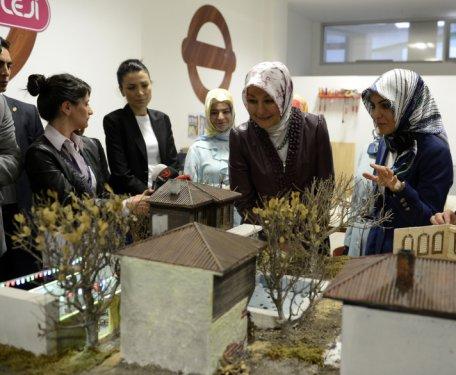 Hayrunnisa Gül öğrencilerle hamur açtı