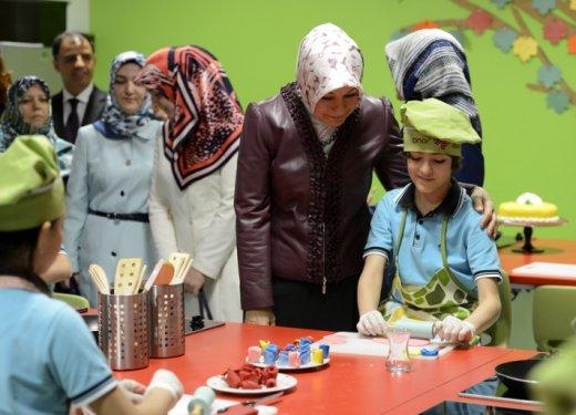 Hayrunnisa Gül öğrencilerle hamur açtı