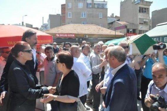 Candan Erçetin annesini gözyaşları içinde uğurladı