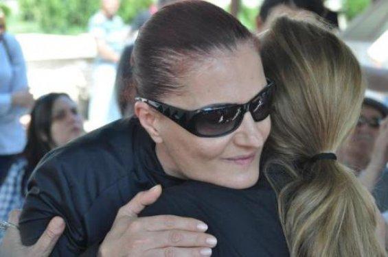 Candan Erçetin annesini gözyaşları içinde uğurladı