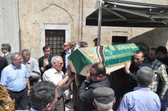 Candan Erçetin annesini gözyaşları içinde uğurladı