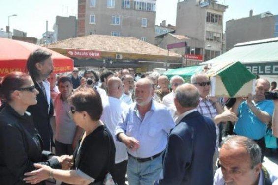 Candan Erçetin annesini gözyaşları içinde uğurladı