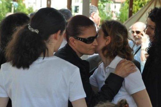 Candan Erçetin annesini gözyaşları içinde uğurladı