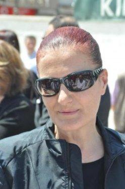 Candan Erçetin annesini gözyaşları içinde uğurladı