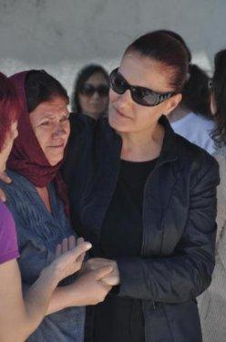 Candan Erçetin annesini gözyaşları içinde uğurladı