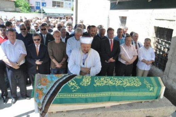 Candan Erçetin annesini gözyaşları içinde uğurladı