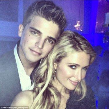 Paris Hilton´un 10 yaş küçük sevgilisine doyamıyor