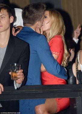 Paris Hilton´un 10 yaş küçük sevgilisine doyamıyor