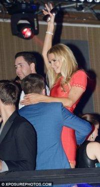 Paris Hilton´un 10 yaş küçük sevgilisine doyamıyor