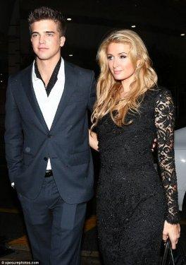 Paris Hilton´un 10 yaş küçük sevgilisine doyamıyor