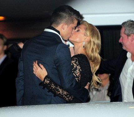 Paris Hilton´un 10 yaş küçük sevgilisine doyamıyor