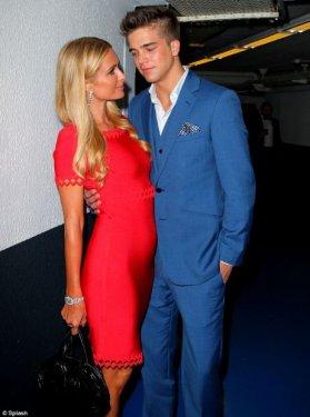 Paris Hilton´un 10 yaş küçük sevgilisine doyamıyor