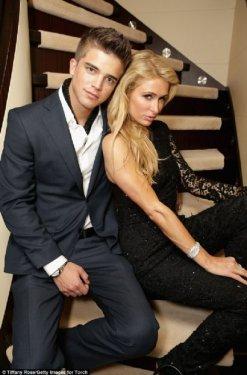 Paris Hilton´un 10 yaş küçük sevgilisine doyamıyor