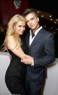 Paris Hilton´un 10 yaş küçük sevgilisine doyamıyor