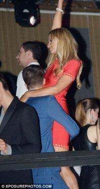 Paris Hilton´un 10 yaş küçük sevgilisine doyamıyor