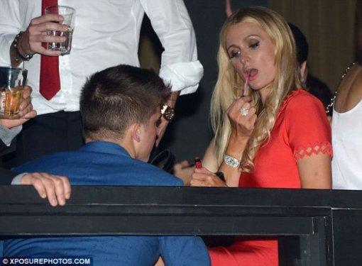 Paris Hilton´un 10 yaş küçük sevgilisine doyamıyor