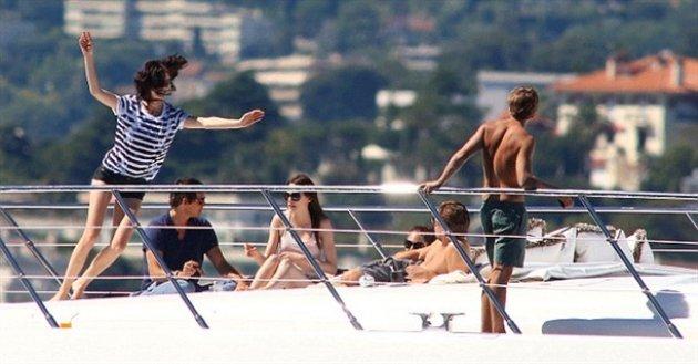 Leonardo DiCaprio bir tekne dolusu kızla tatil yaptı