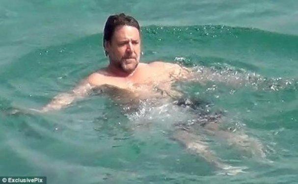 Russell Crowe Mikonos'ta genç kızlarla sobelendi