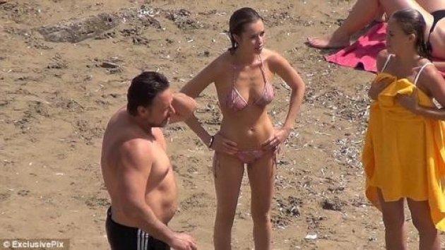Russell Crowe Mikonos'ta genç kızlarla sobelendi