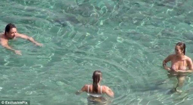 Russell Crowe Mikonos'ta genç kızlarla sobelendi