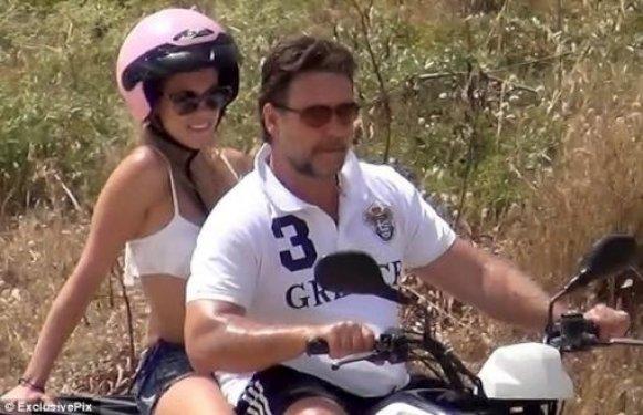 Russell Crowe Mikonos'ta genç kızlarla sobelendi