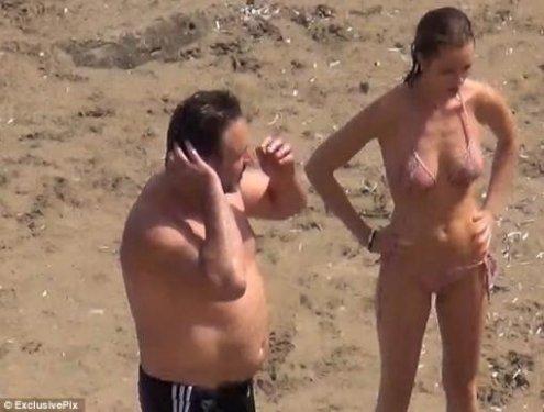 Russell Crowe Mikonos'ta genç kızlarla sobelendi