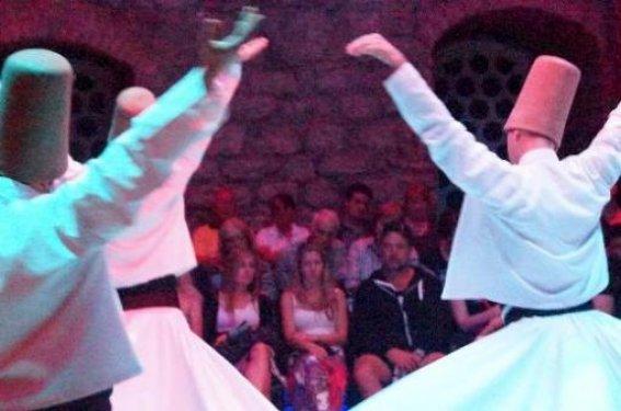 Russell Crowe Mikonos'ta genç kızlarla sobelendi