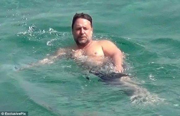 Russell Crowe Mikonos'ta genç kızlarla sobelendi